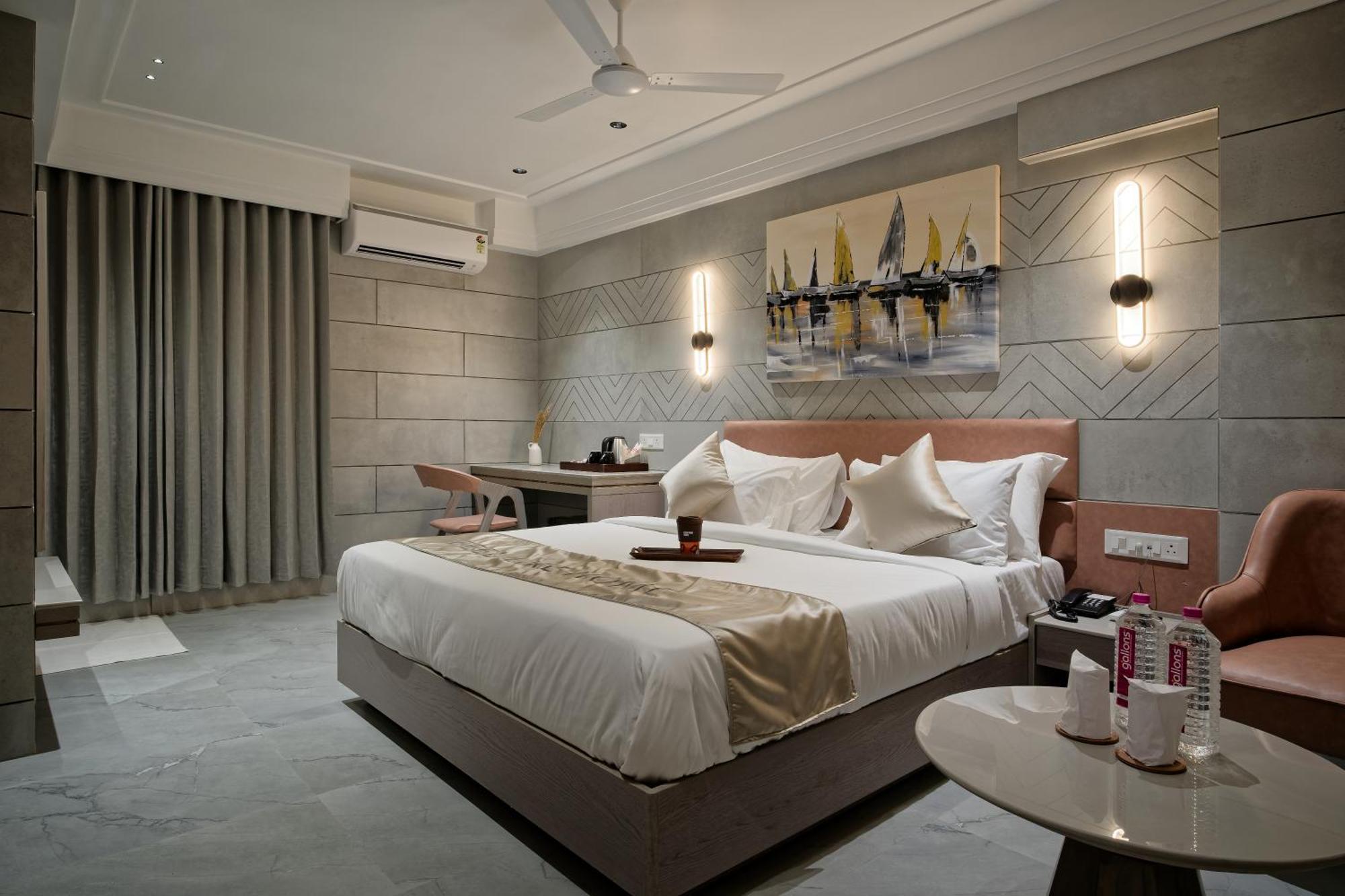 Golden Plaza Hotel Ahmedabad Exterior photo