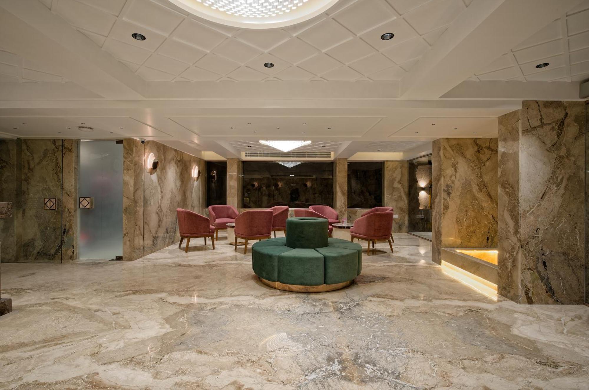 Golden Plaza Hotel Ahmedabad Exterior photo